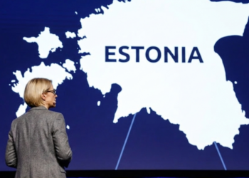 Seseorang sedang melihat peta Negara Estonia pada layar
