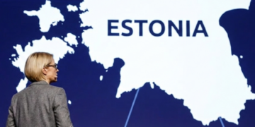 Seseorang sedang melihat peta Negara Estonia pada layar