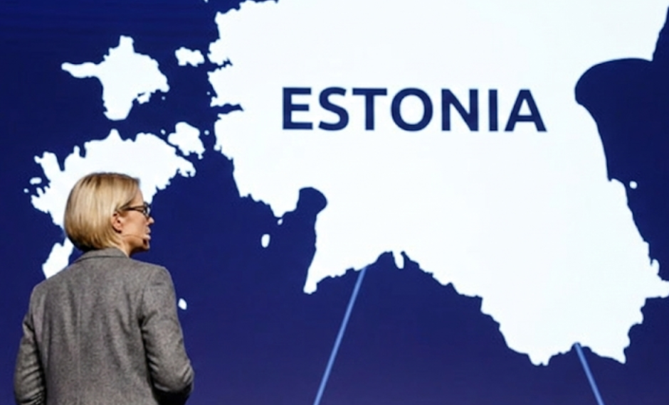 Seseorang sedang melihat peta Negara Estonia pada layar