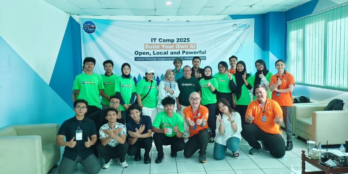 Foto bersama pemateri, panitia dan perwakilan peserta IT CAMP 2025