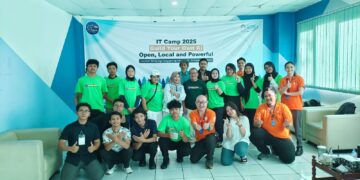 Foto bersama pemateri, panitia dan perwakilan peserta IT CAMP 2025