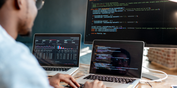 Gambar ilustrasi: seorang petugas Sysadmin sedang melakukan live patching dengan Ubuntu Pro