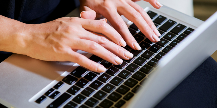 Foto ilustrasi penulisan prompt AI