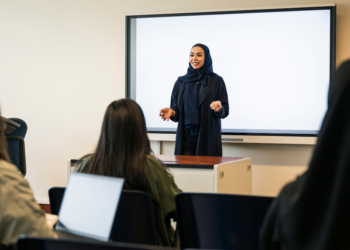 guru mengajar dengan bantuan AI