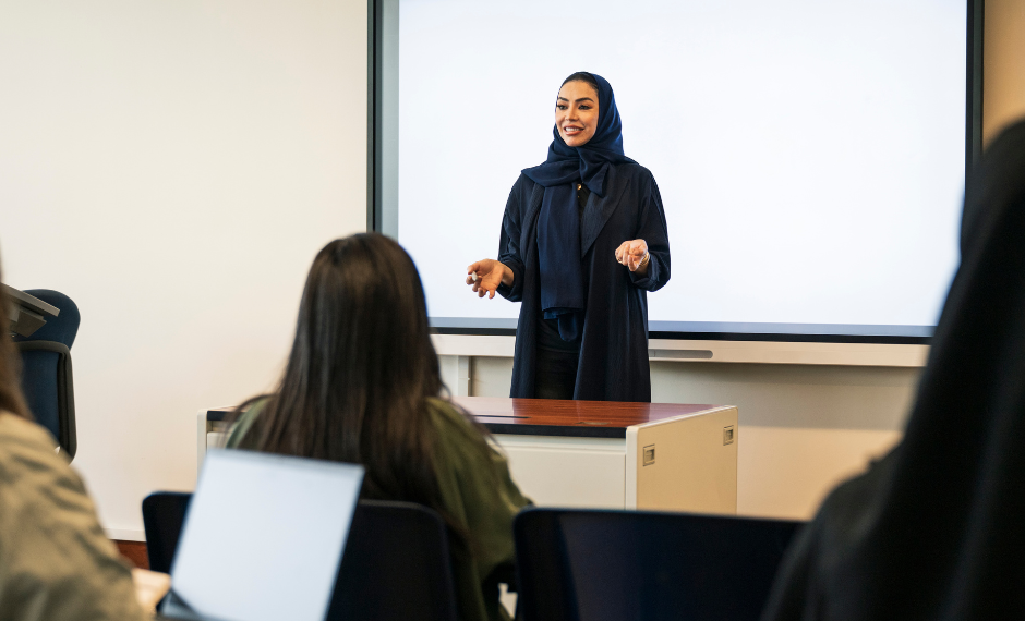 guru mengajar dengan bantuan AI