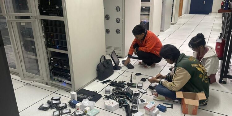 Foto kegiatan praktik teknologi cloud oleh mahasiswa UKRI Bandung di ruang server