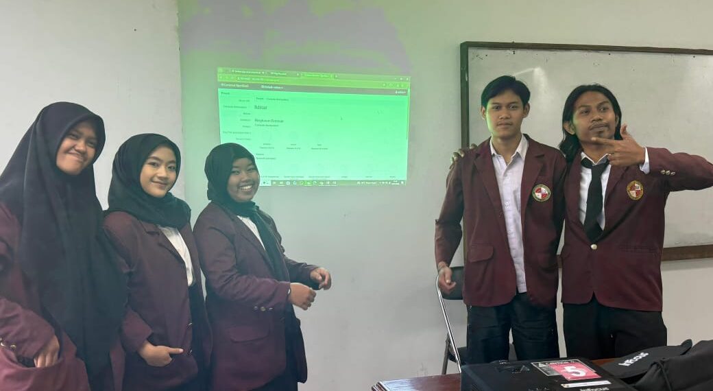 Mahasiswa UKRI presentasi hasil karya implementasi openstack