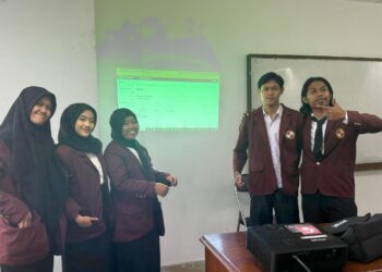 Mahasiswa UKRI presentasi hasil karya implementasi openstack