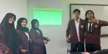 Mahasiswa UKRI presentasi hasil karya implementasi openstack