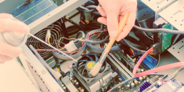 Ilustrasi aktivitas ngoprek dinilai secara khusus sebagai etos budaya yang menghargai aktivitas memodifikasi teknologi dan berbagi pengetahuan secara bebas di antara pengguna.