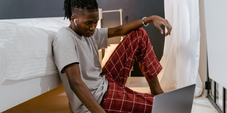 Ilustrasi pemuda Timor Leste yang sedang membuka laptop