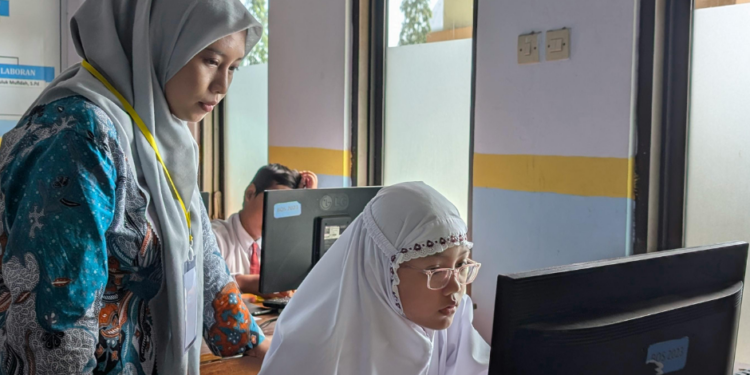 Ilustrasi foto guru mengajar siswa menggunakan internet secara offline