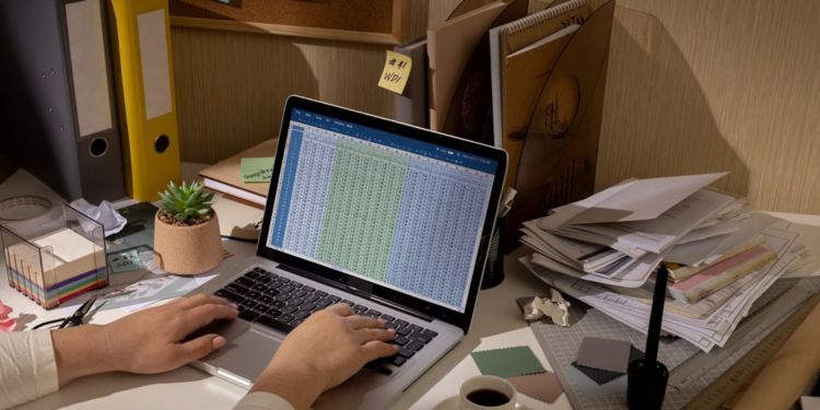 Ilustrasi pekerjaan administrasi berbasis komputasi awan