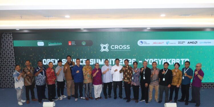 Sesi foto bersama para pembicara di acara CROSS Open Source Summit 2026 di Unjaya