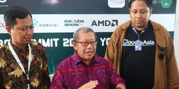 Onno W Purbo bersama Wakil Dekan 2 Fakultas Teknik dan Teknologi Informasi Unjaya, Chanief Budi Setiawan dan Ryo Ardian dari Cloud in Asia