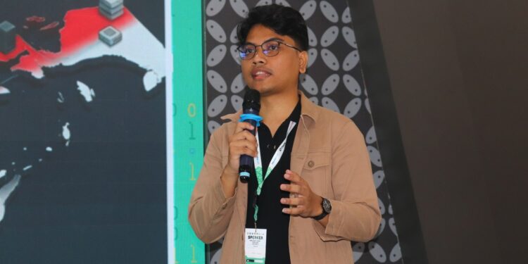 Andre Daegal dalam presentasi Federasi Cloud di acara CROSS 2026 Yogyakarta