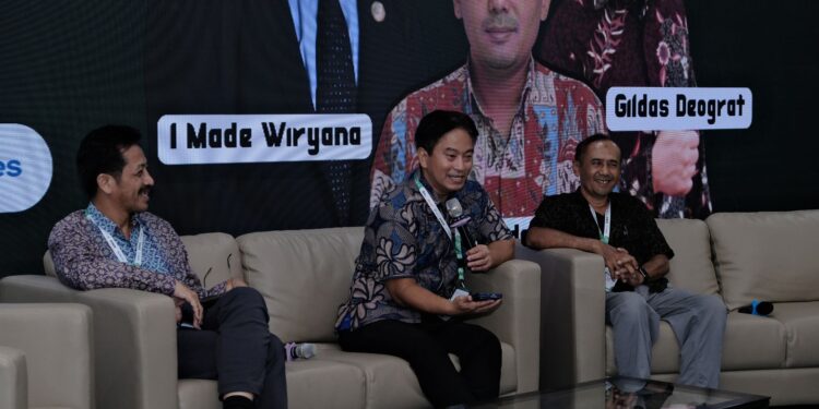 Talkshow 3 “Cracking the Code: Secure Open Source Standards for Compliance”