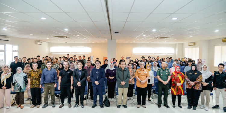 Foto bersama tim juri, tamu undangan dan para peserta lomba
