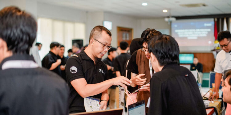 Hendra Permana, Marketing Manager Sivali Cloud Technology memberi penilaian untuk salah satu peserta lomba
