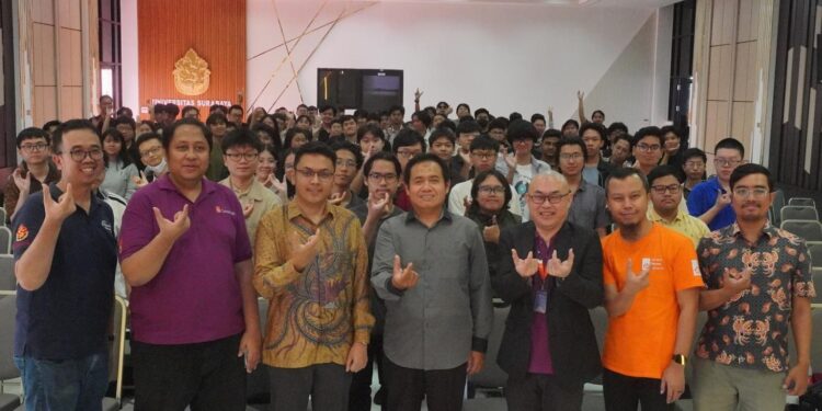 Foto bersama para peserta kuliah tamu dan jajaran dosen di Universitas Surabaya