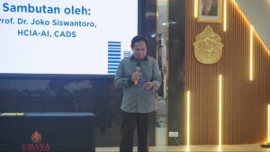Kaprodi TI Ubaya Prof. Dr. Joko Siswantoro memberikan sambutan kuliah tamu